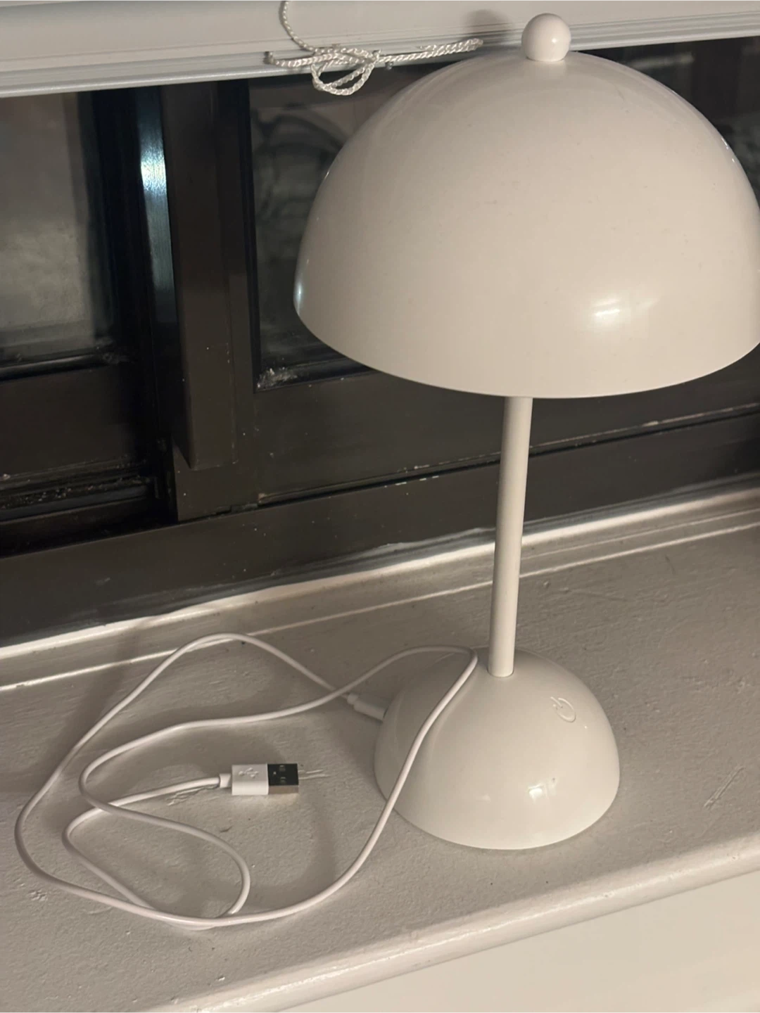 White Mushroom-Shaped Desk Lamp with USB Charging