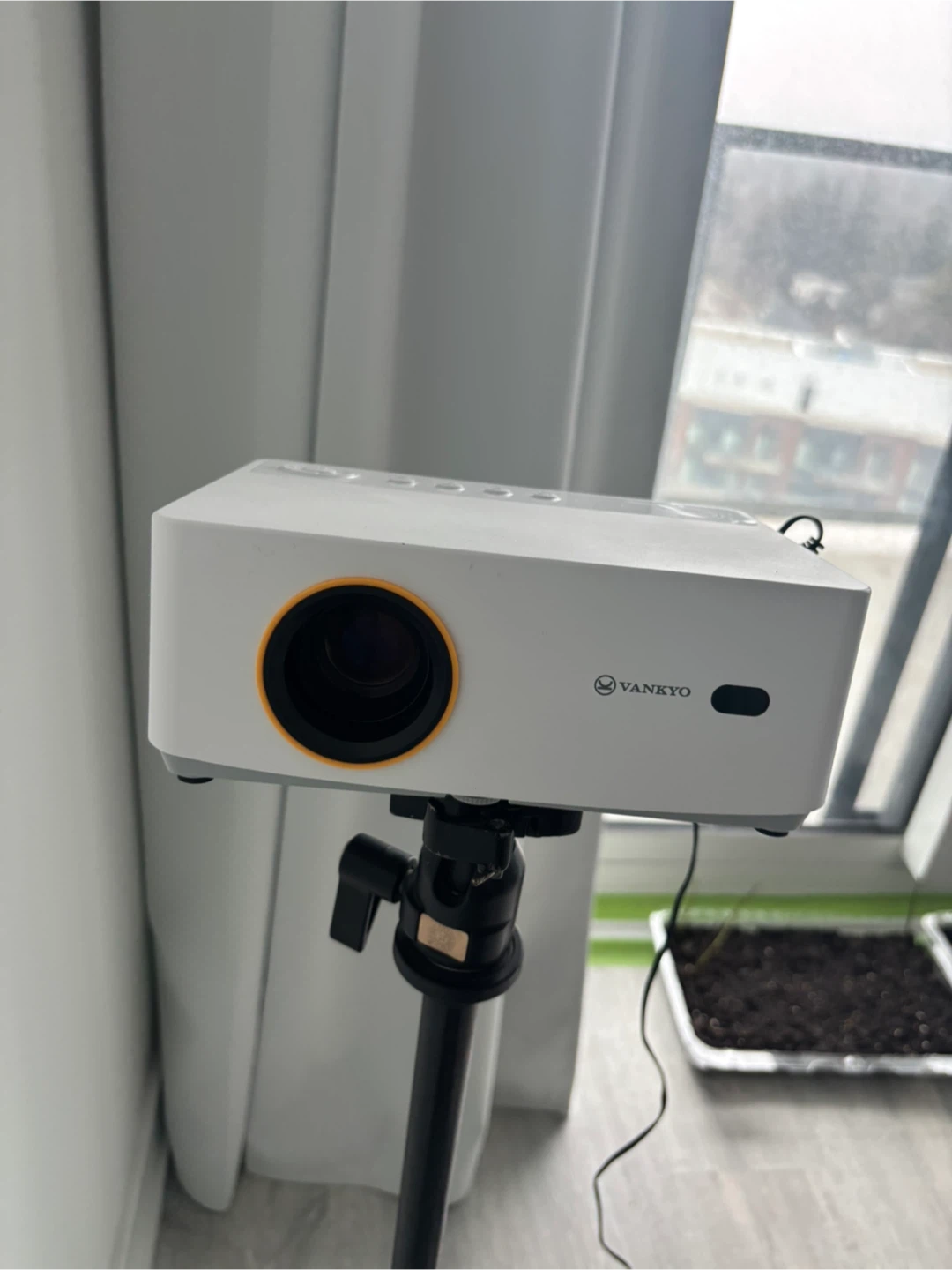 VANKYO Portable Projector with tripod - photo 2