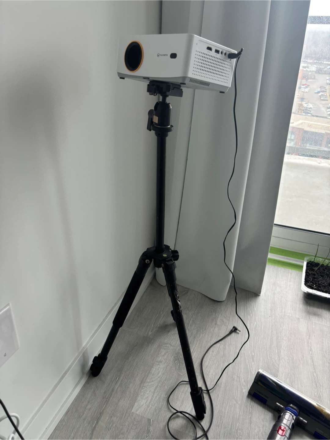 VANKYO Portable Projector with tripod