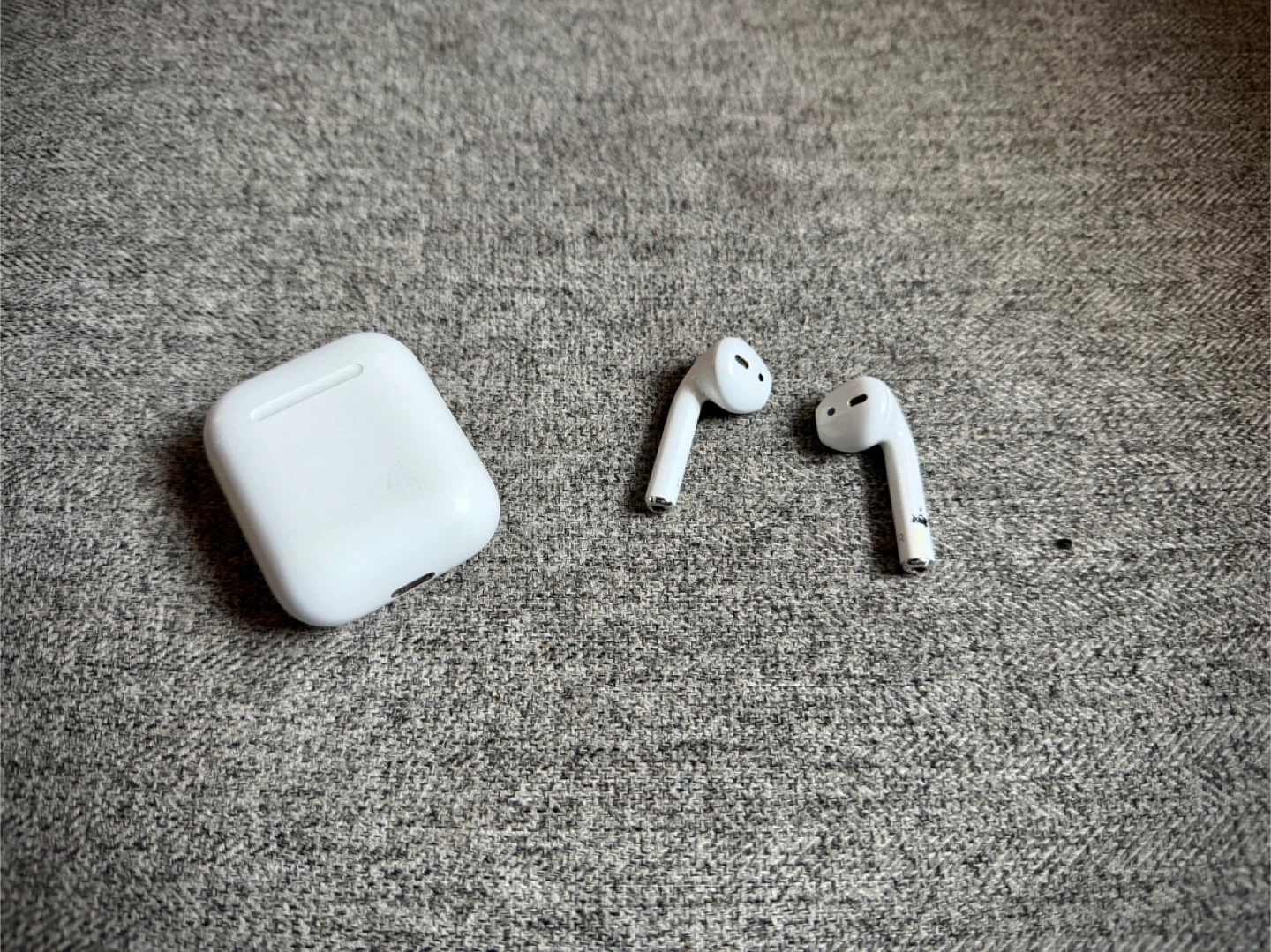 Apple AirPods with Charging Case 1st gen