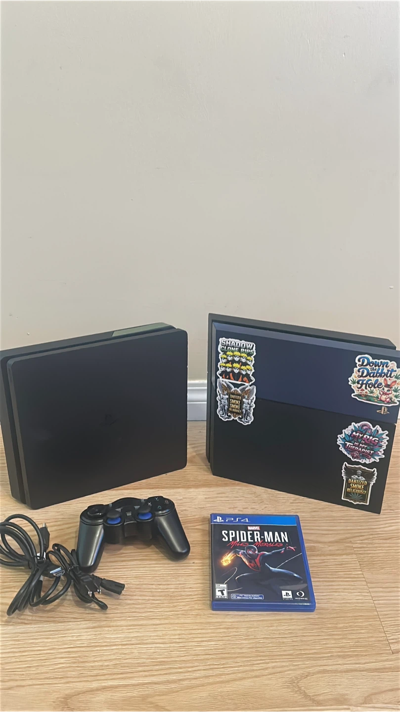Sony PlayStations 4 slim  and classica