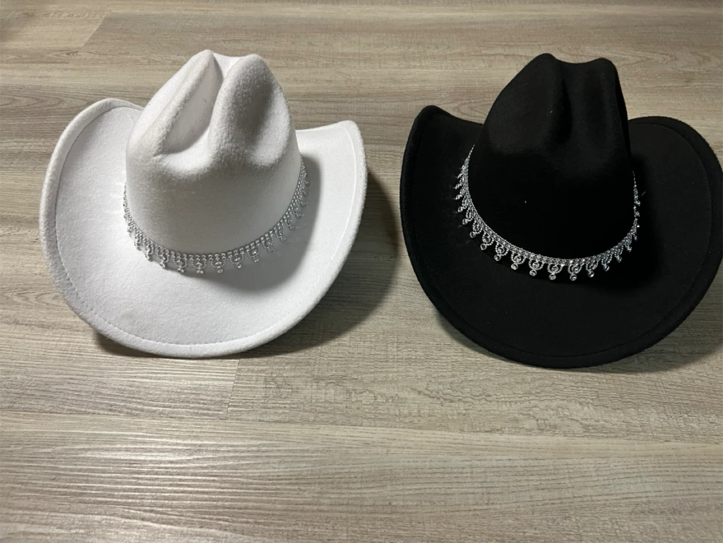 Set of 2 Cowboy Hats - White and Black - photo 2