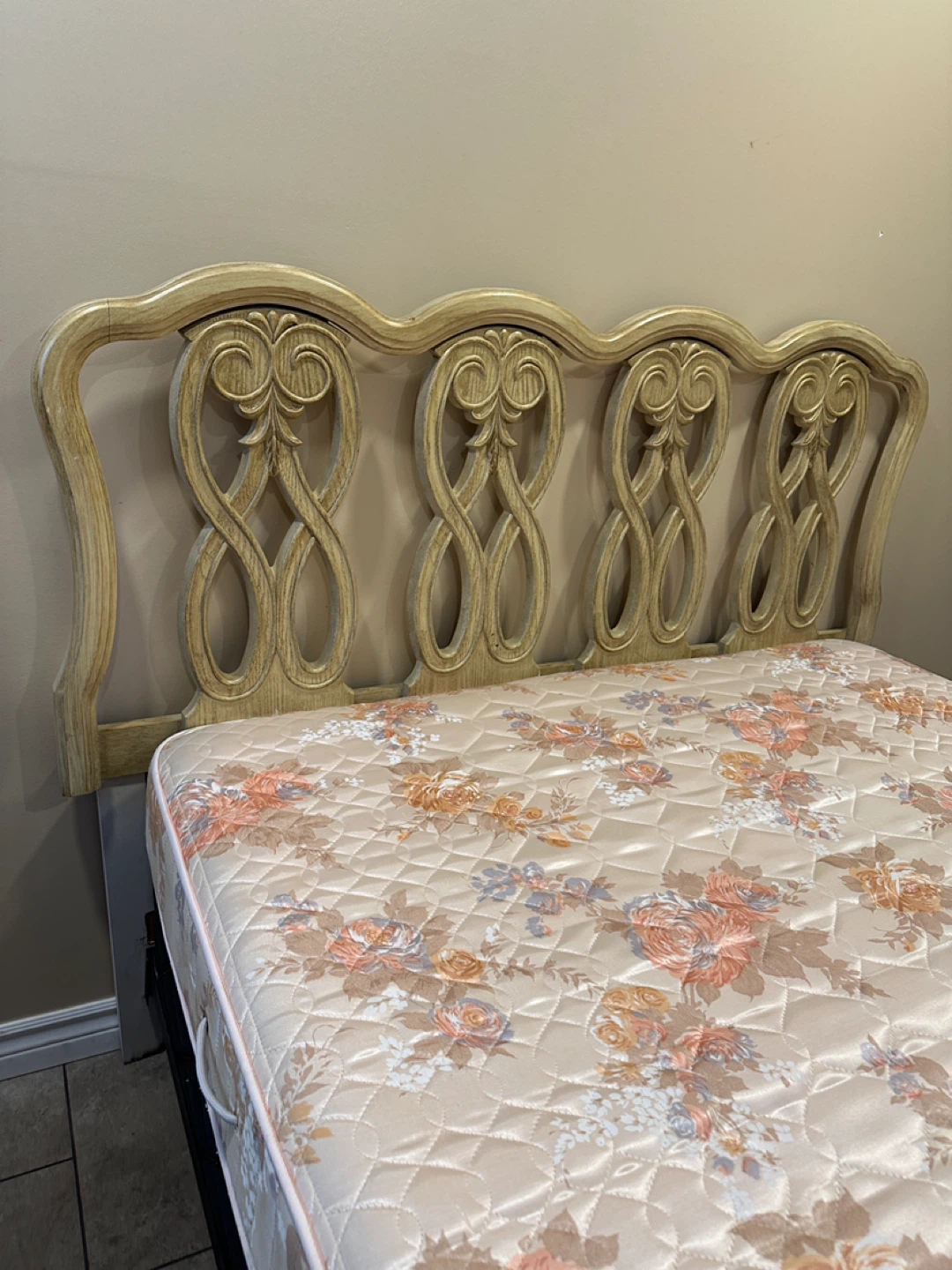 French Provincial Full / Double Wood Bed Set (CAN DELIVER) - photo 5