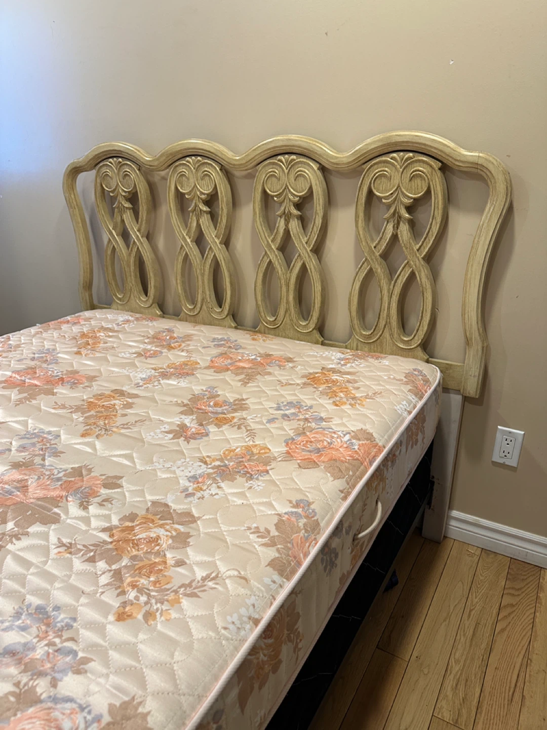 French Provincial Full / Double Wood Bed Set (CAN DELIVER) - photo 4