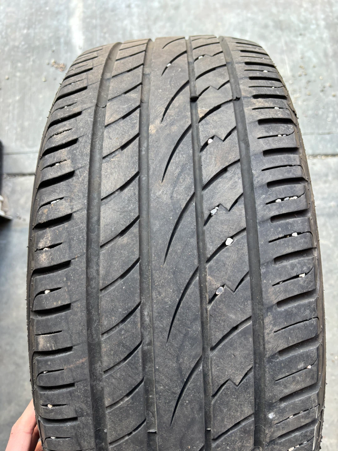 255 45 R19 104W All Season Tire