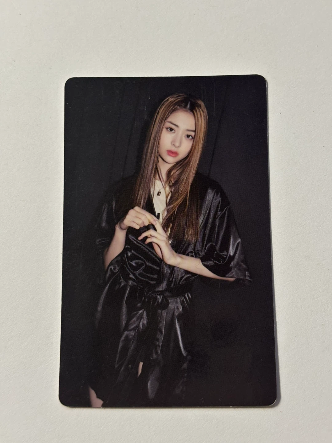 K-pop Photocard Huh Yunjin from the group LE SSERAFIM. - photo 2