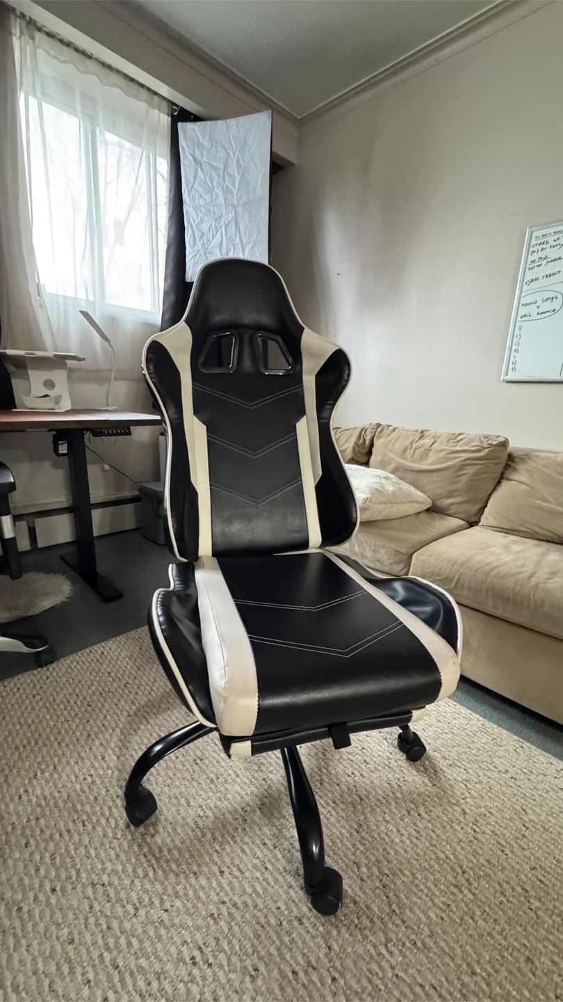 Gaming Chair with Footrest / willing to negotiate 👍🏼 - photo 3