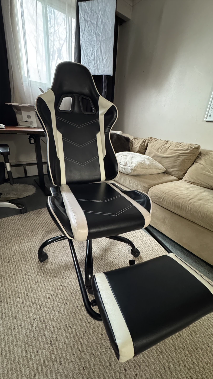 Gaming Chair with Footrest / willing to negotiate 👍🏼