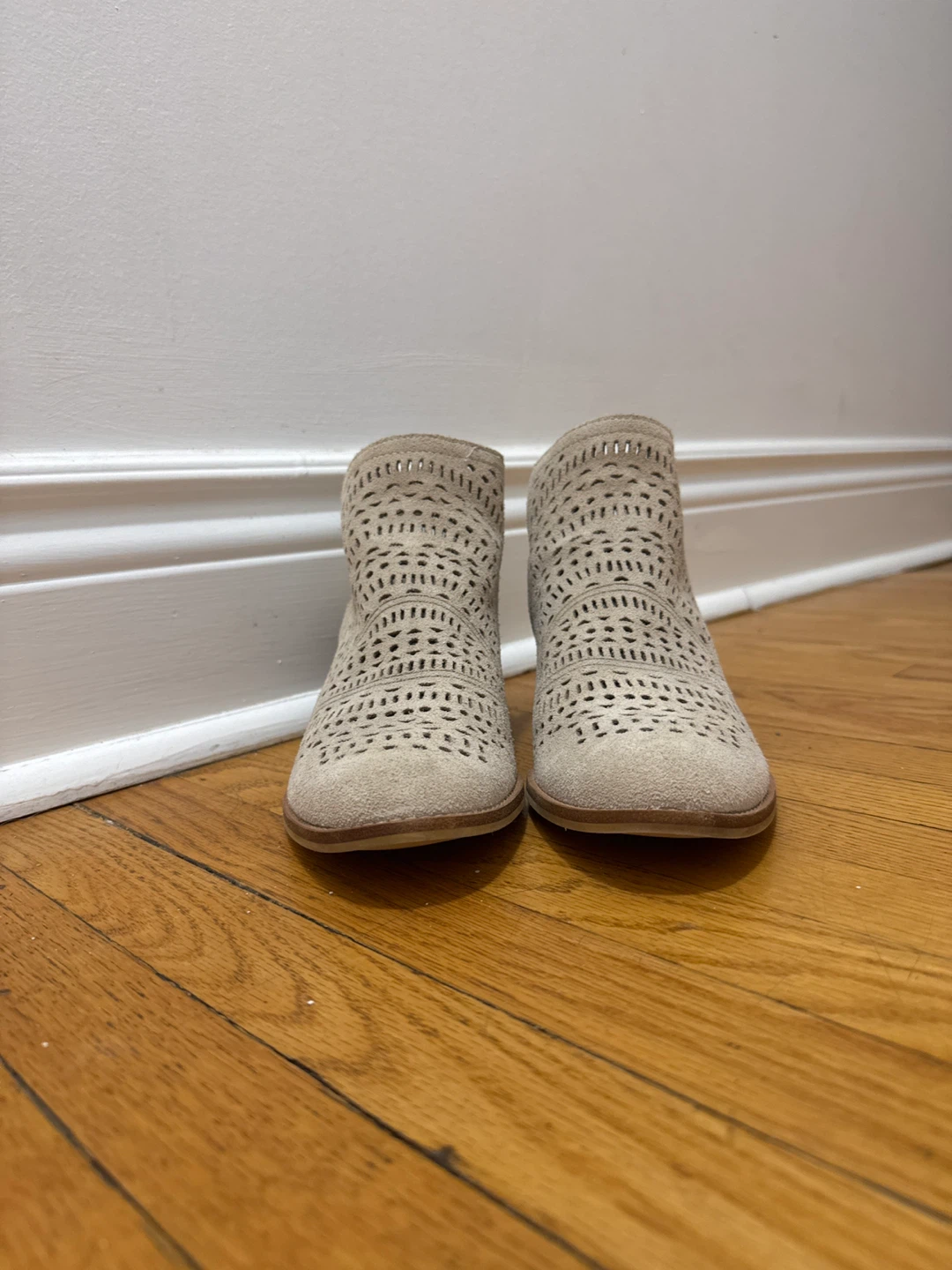 Earth Women's Tan Suede Cutout Ankle Boots - photo 2