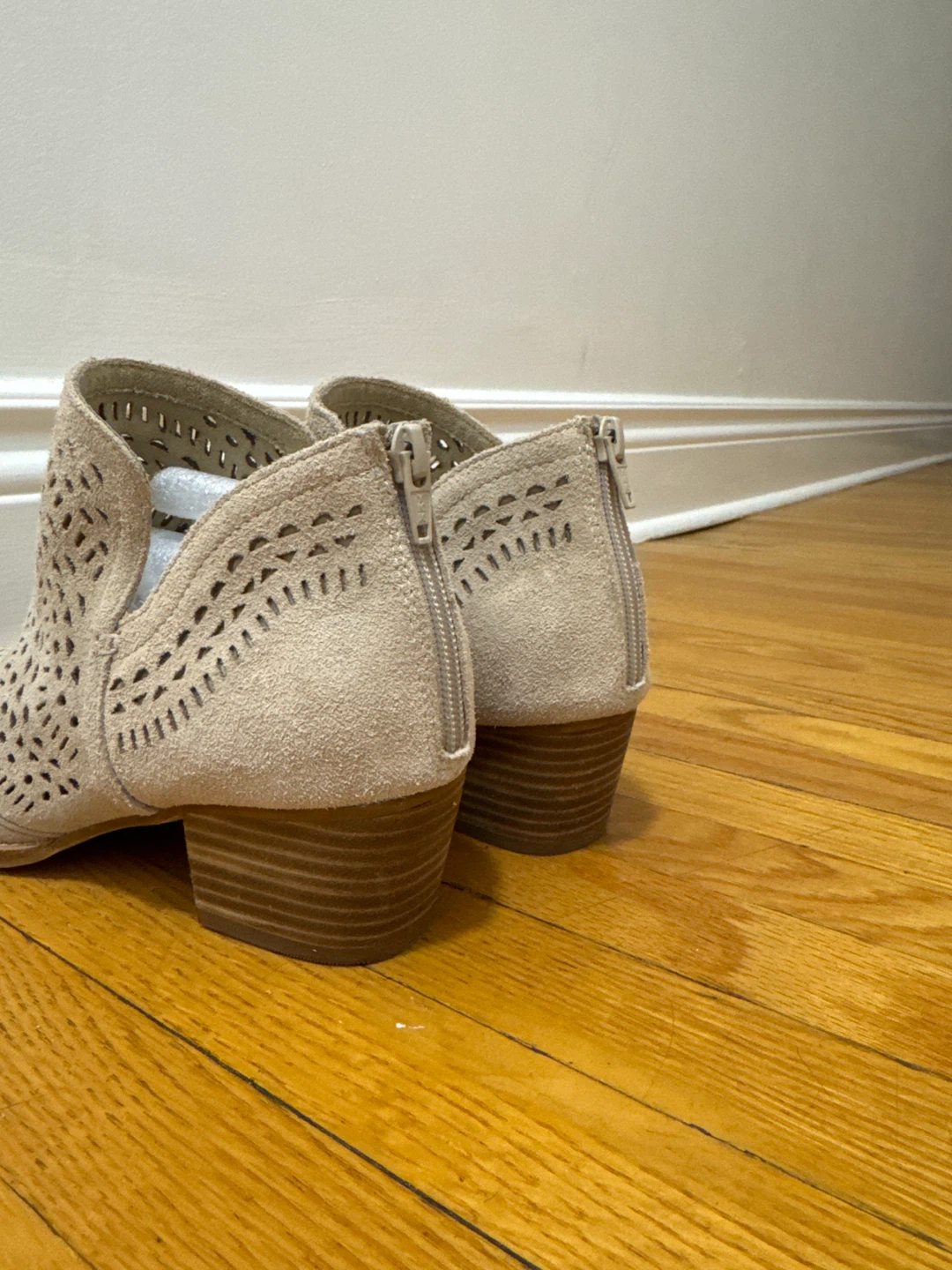 Earth Women's Tan Suede Cutout Ankle Boots - photo 3