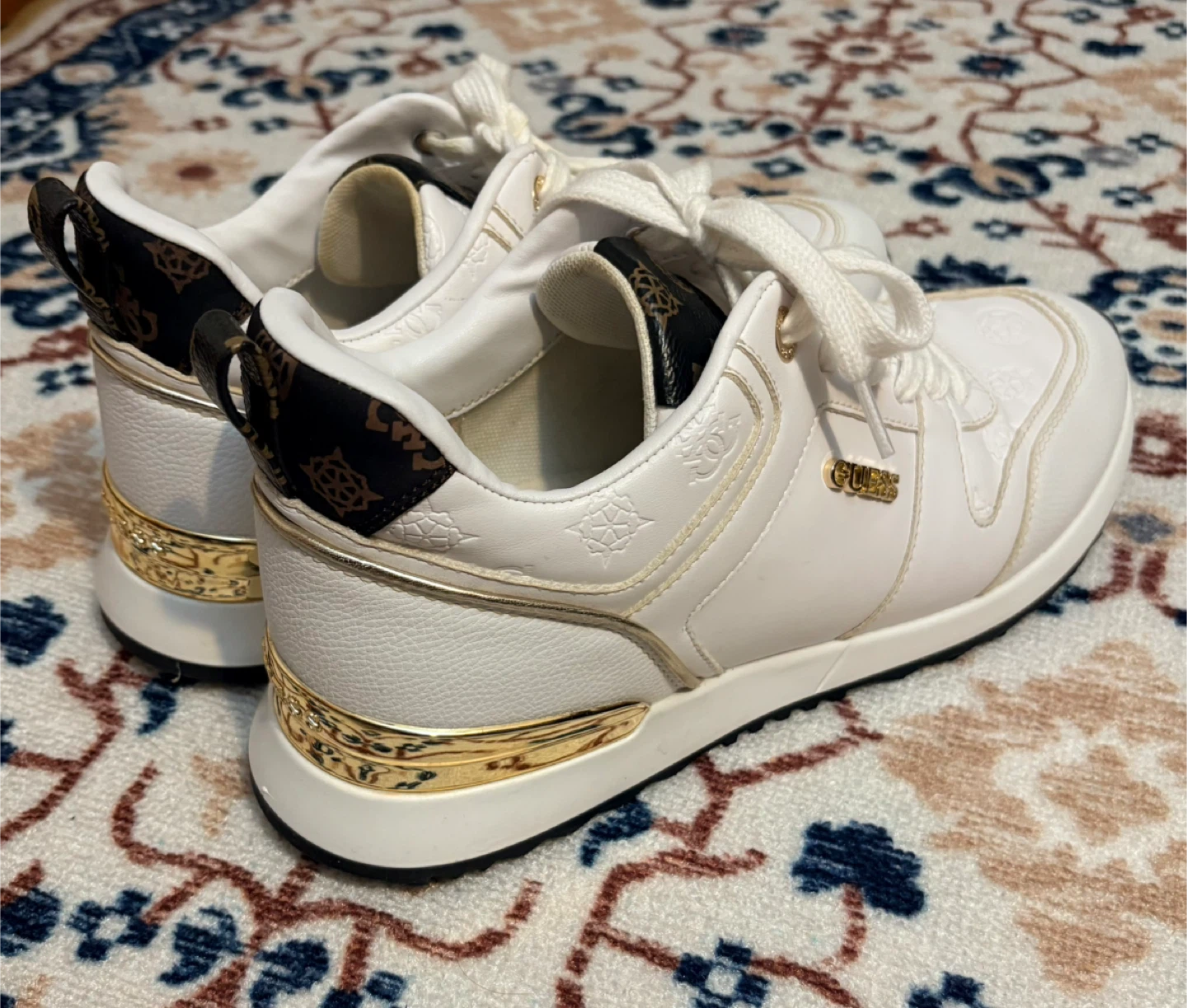 🥕Guess Sneakers