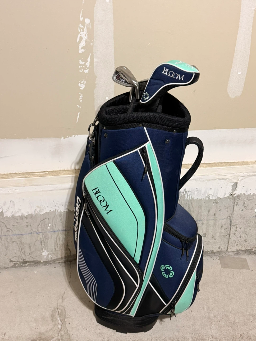 Cleveland Bloom Golf Club Iron + Hybrid Set with Bag