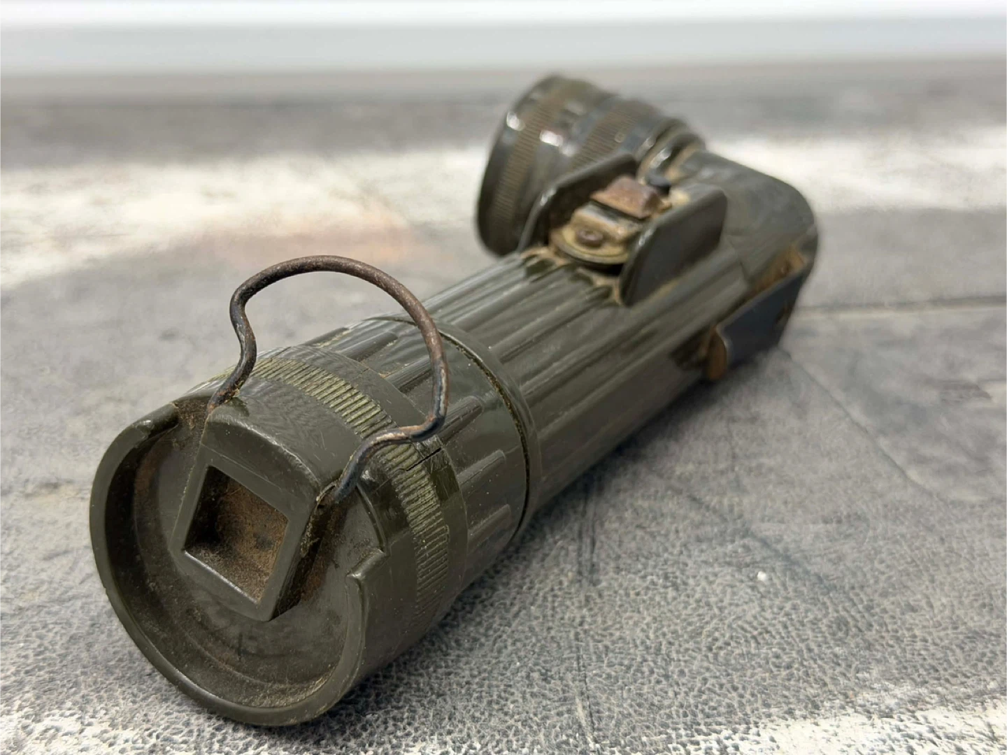 US Army TL-122 right-angle flashlight - photo 2