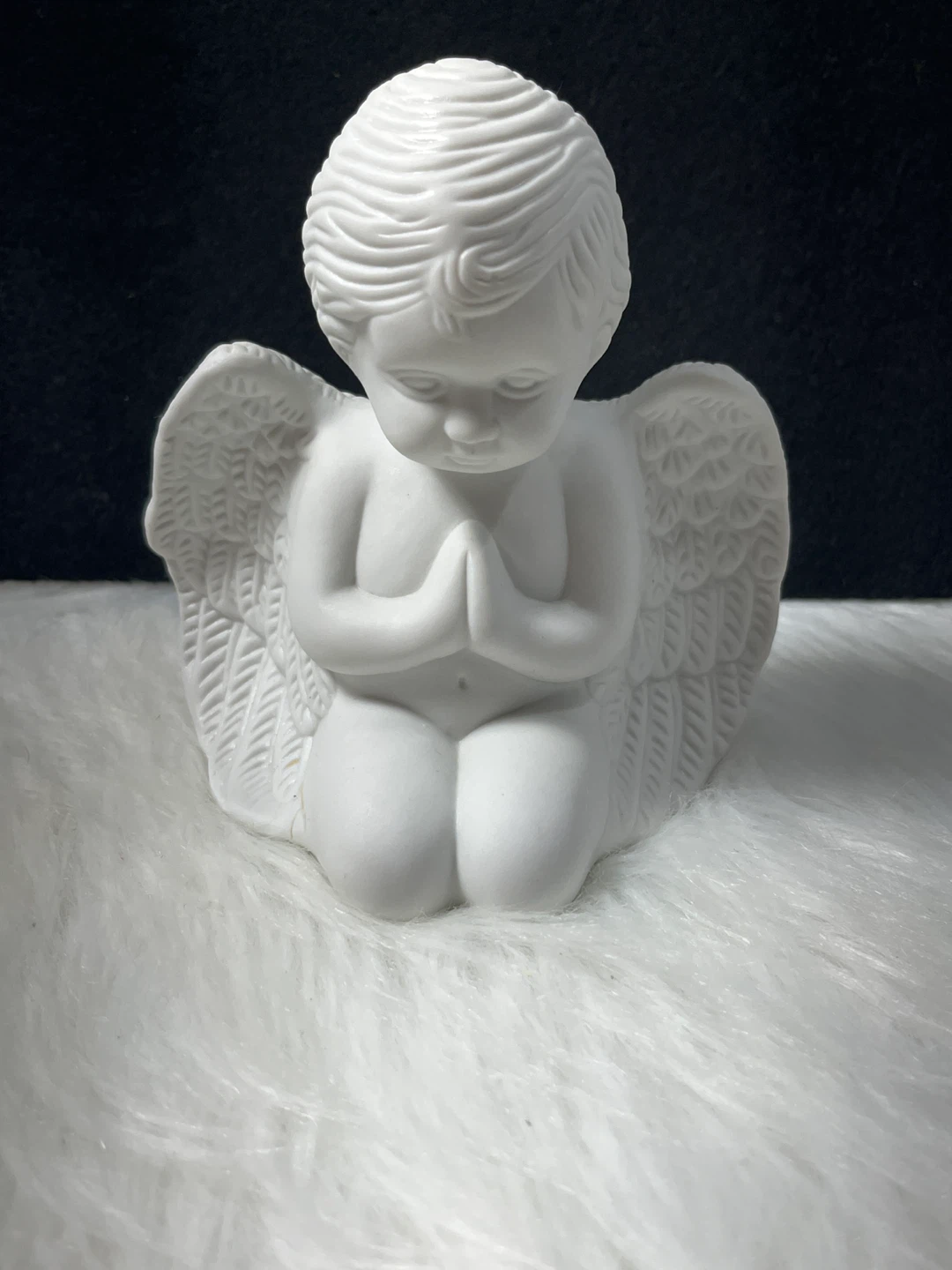 Beautiful White Cherub Angel Statue – Serene Decor / Memorial