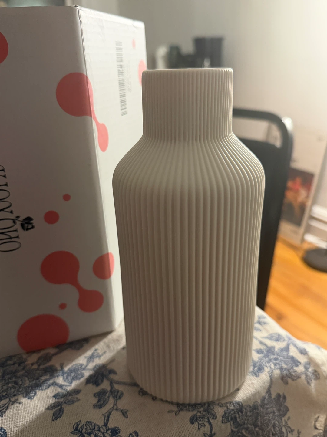 White Ceramic Flower Vase NEW/BOXED - photo 5