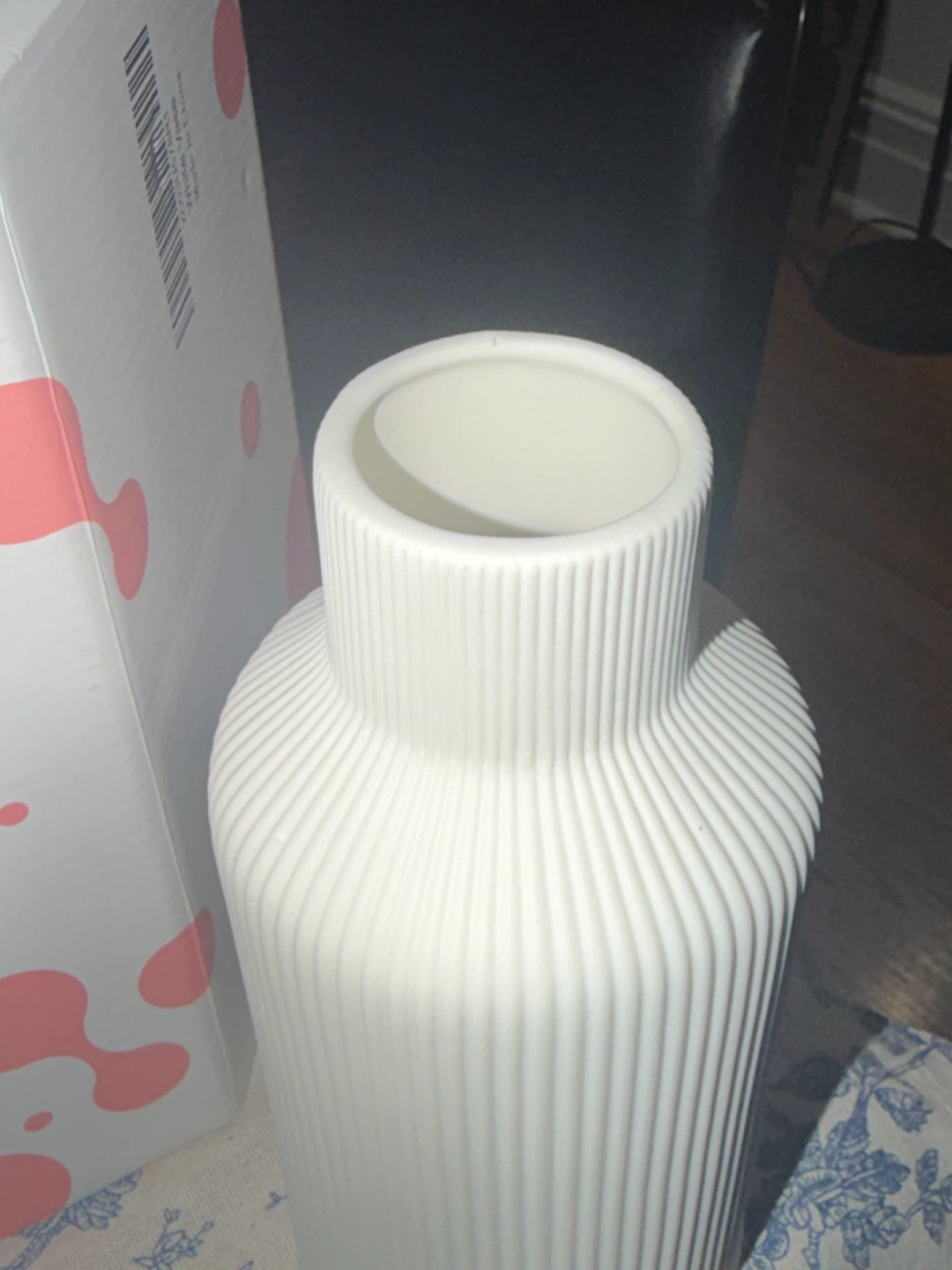 White Ceramic Flower Vase NEW/BOXED - photo 3