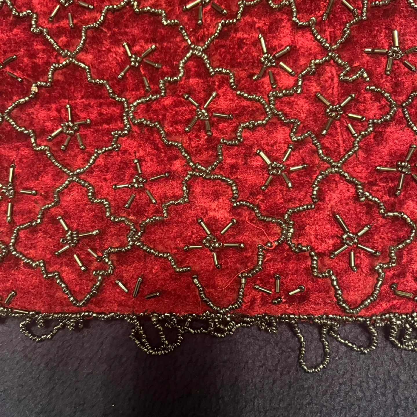 Red beaded evening purse with small chain as design - photo 2