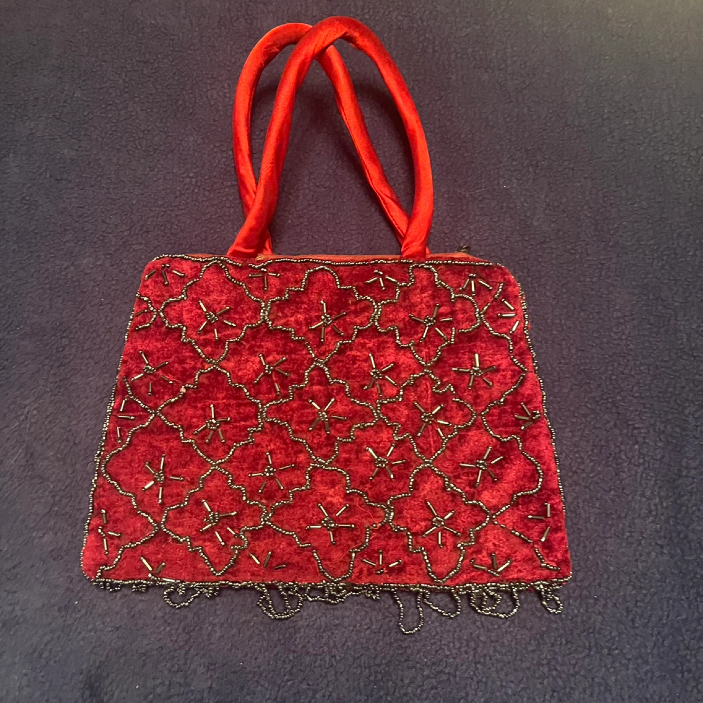 Red beaded evening purse with small chain as design - photo 3