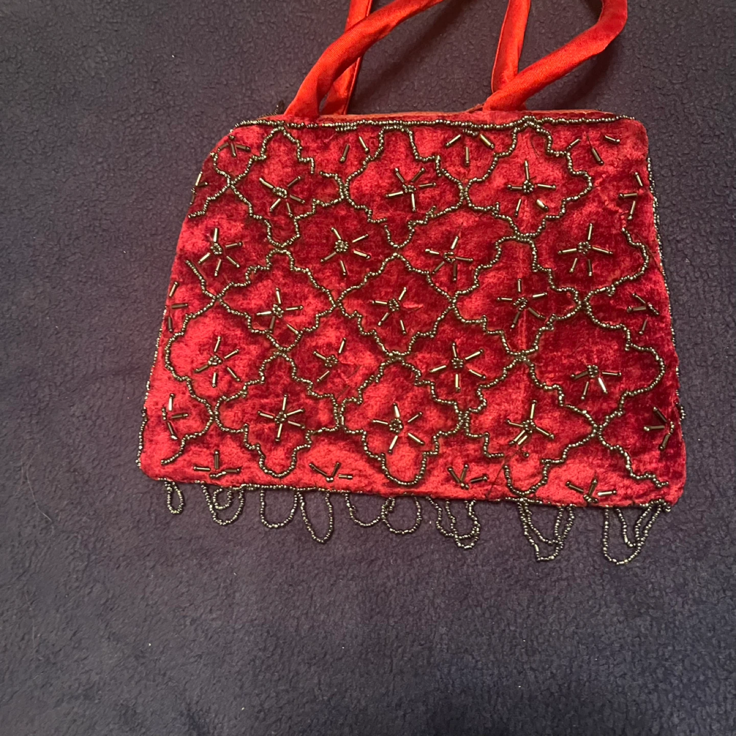 Red beaded evening purse with small chain as design - photo 4