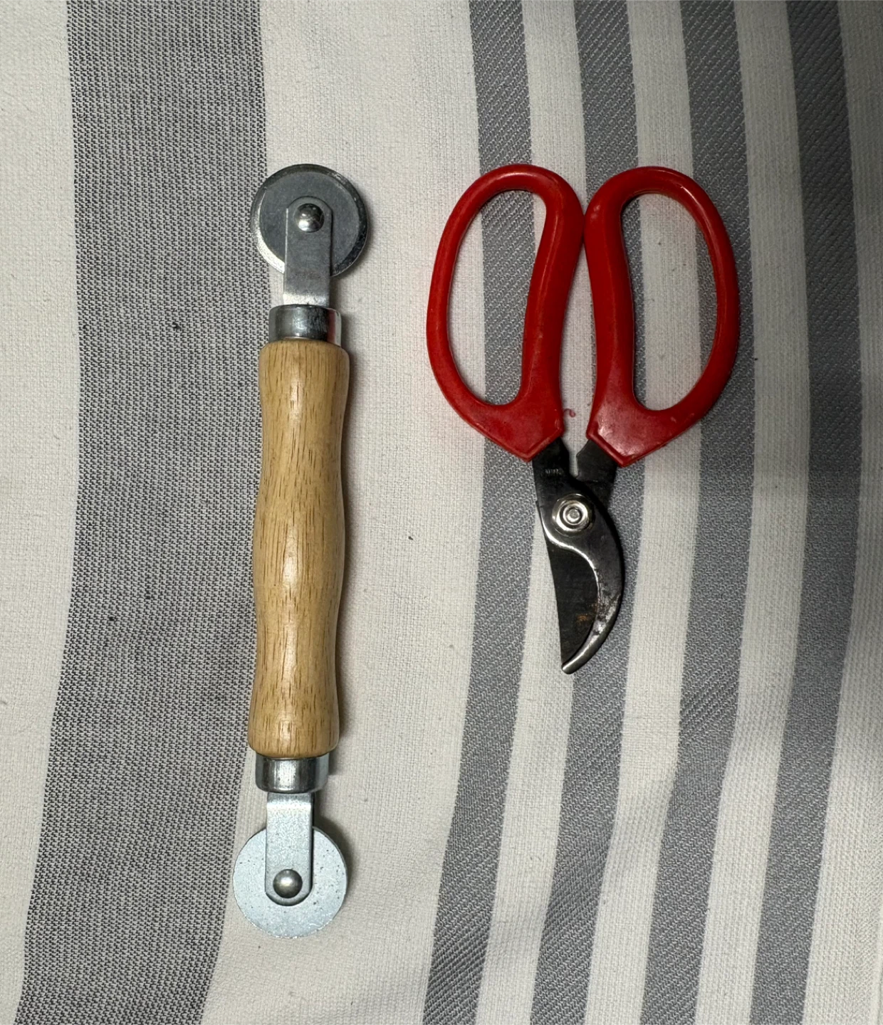 Dual Wheel Roller Tool