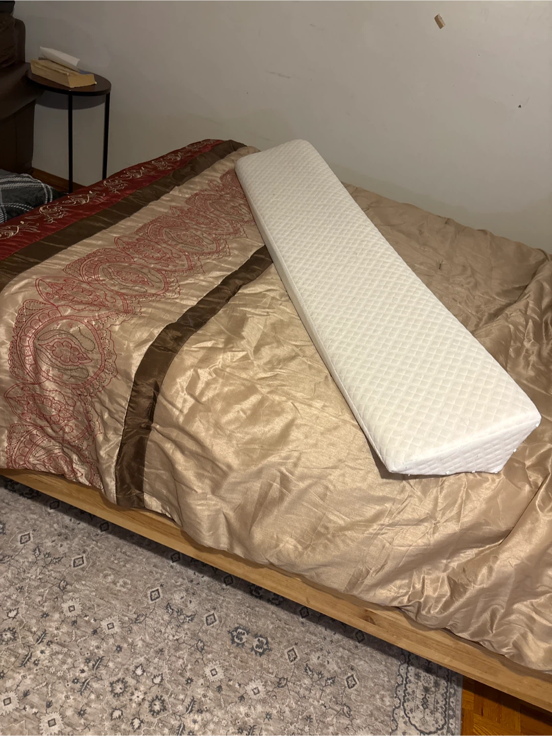Queen edge pillow with pockets for on sides