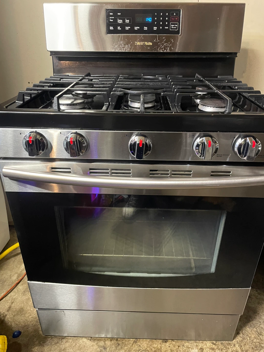 Samsung Gas Range with 5 Burners - photo 3