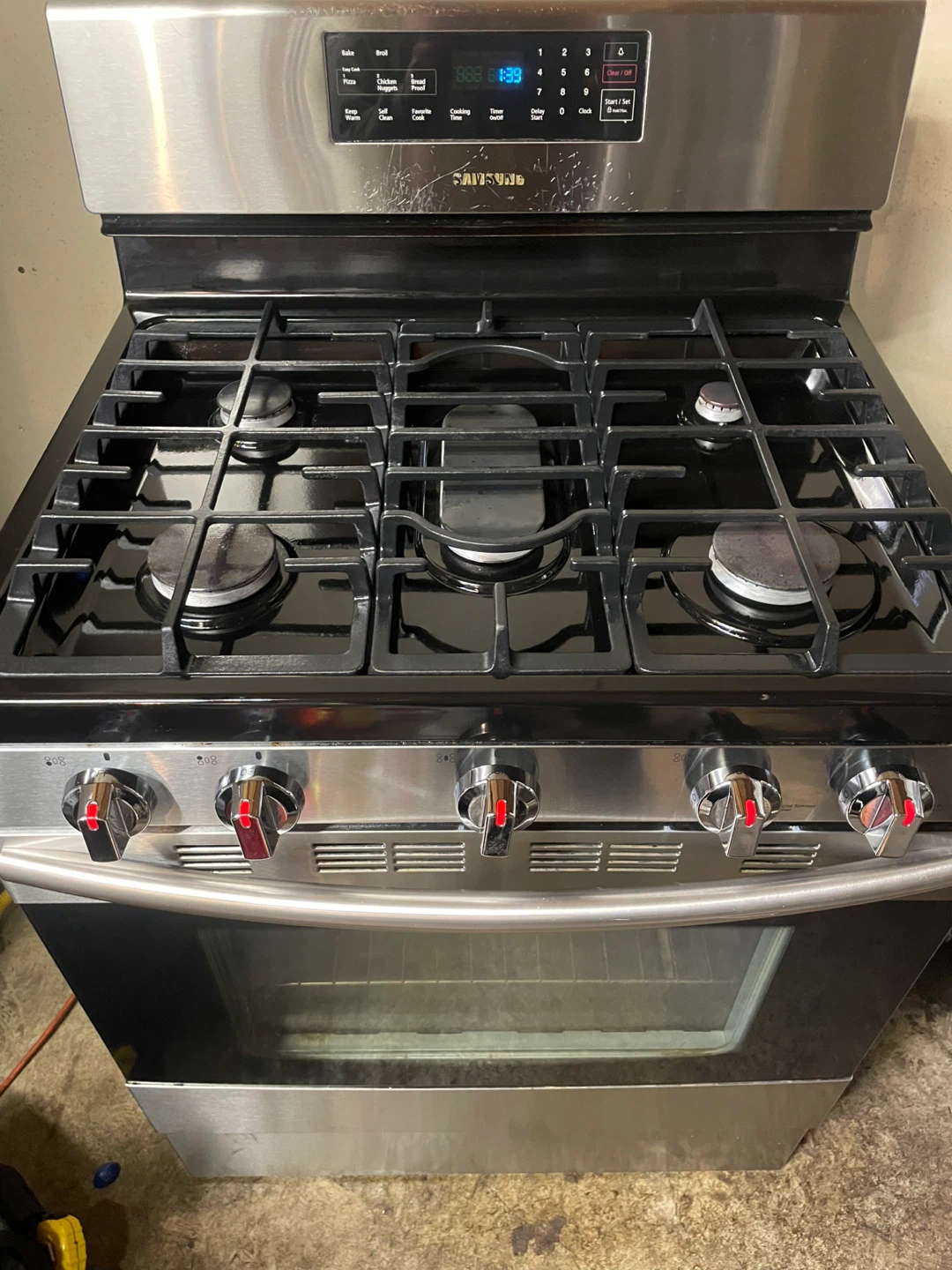 Samsung Gas Range with 5 Burners - photo 2