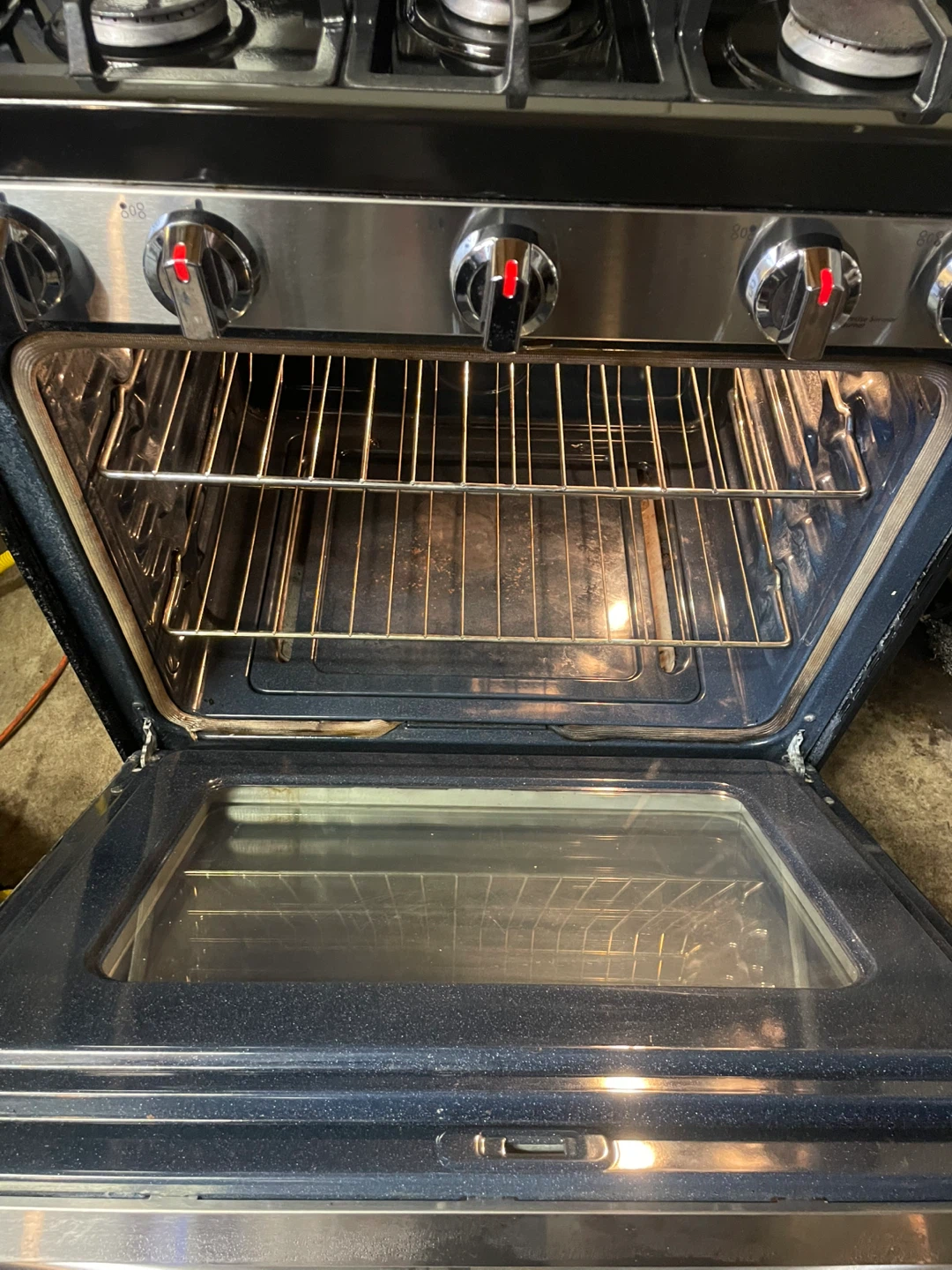 Samsung Gas Range with 5 Burners - photo 4