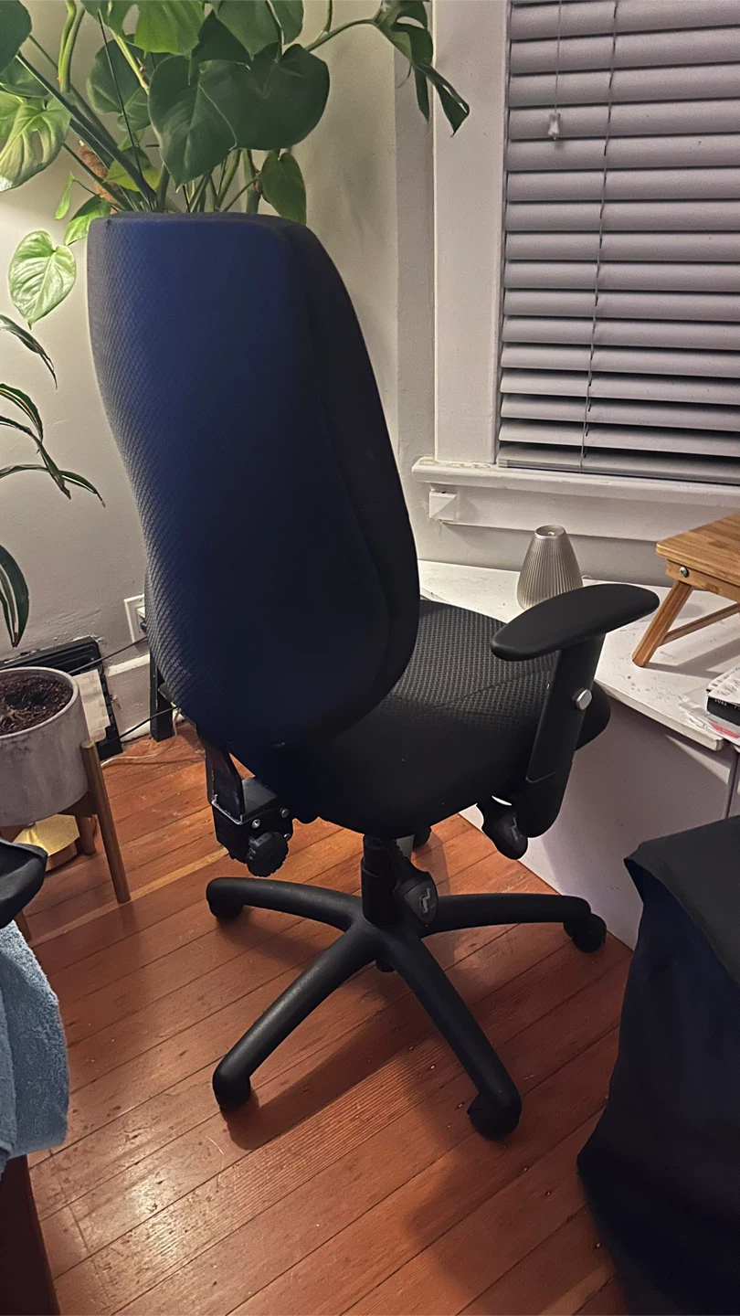 Ergonomic black desk chair – good condition