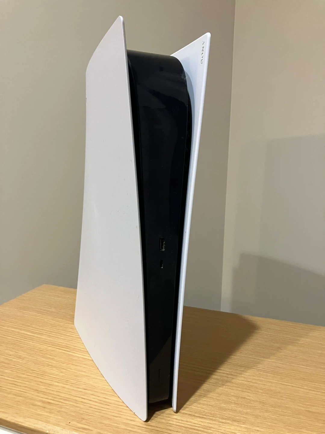 PS5, everything you need included - photo 3