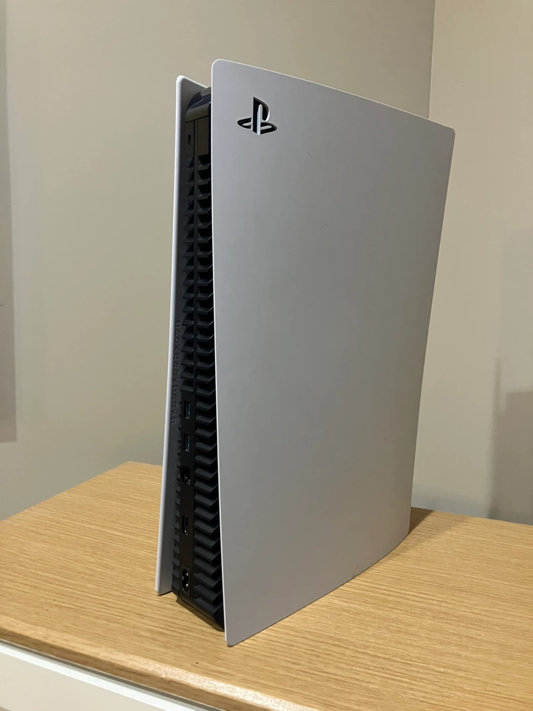 PS5, everything you need included - photo 2