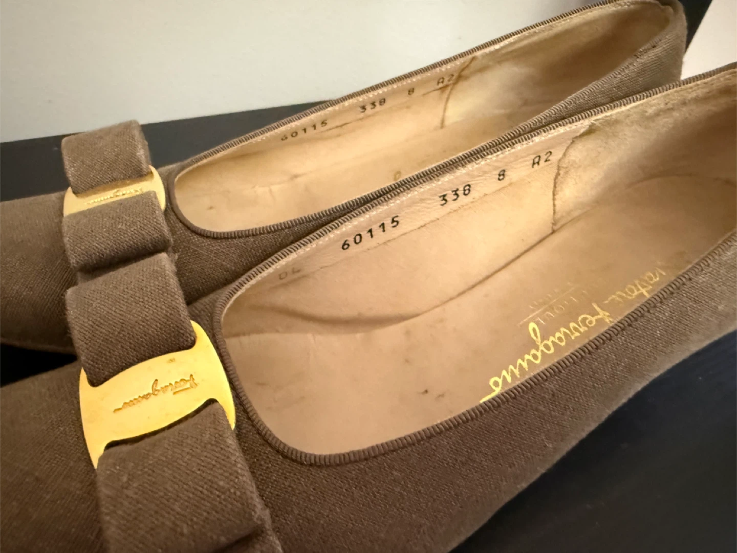 Salvatore Ferragamo "Vara" Taupe Linen Flat 8AA - photo 4
