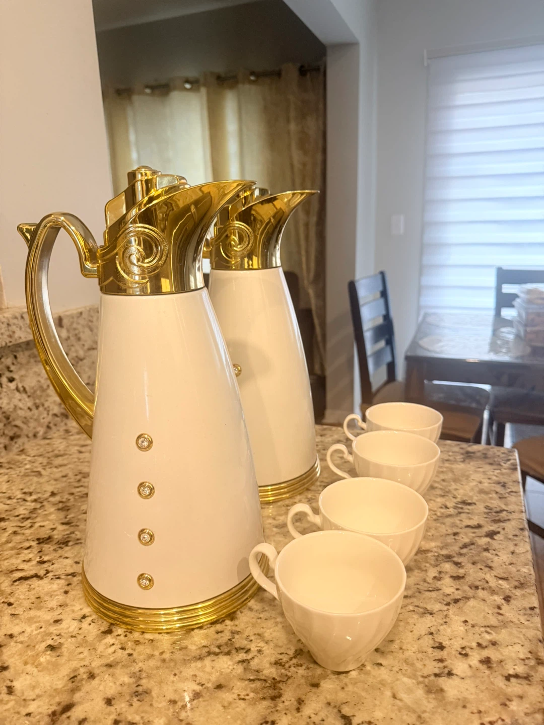 Set of 2 White and Gold Thermos Flasks with 4 Cups - photo 2