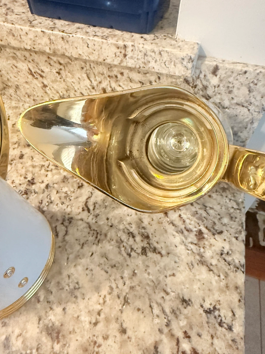 Set of 2 White and Gold Thermos Flasks with 4 Cups - photo 3
