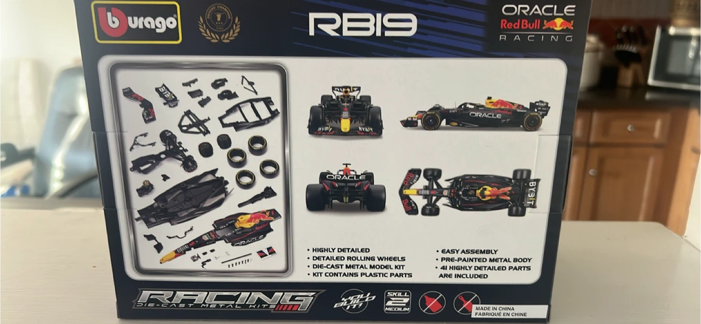 Bburago 1:24 RB19 Die-Cast Metal Model Kit - photo 2
