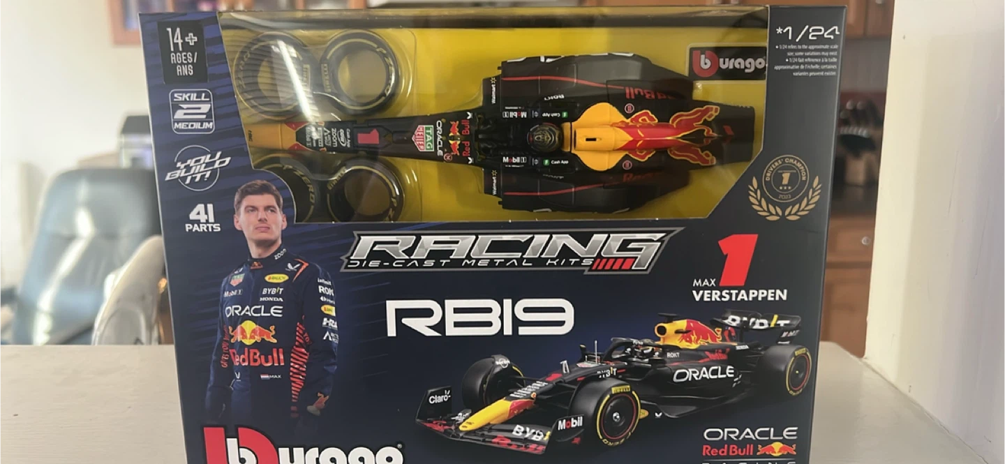 Bburago 1:24 RB19 Die-Cast Metal Model Kit