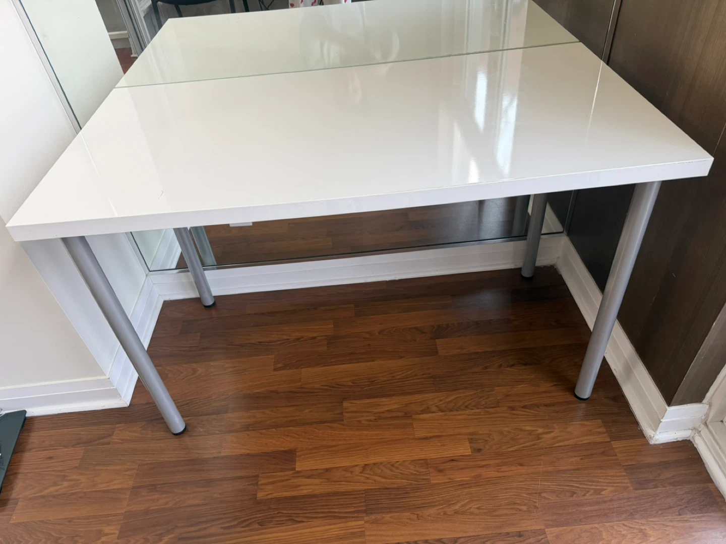White High-Gloss Desk with Silver Legs