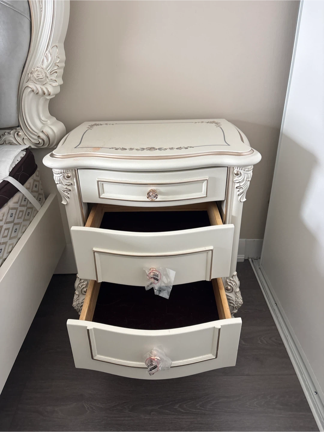 King size bed with two night stands. - photo 3