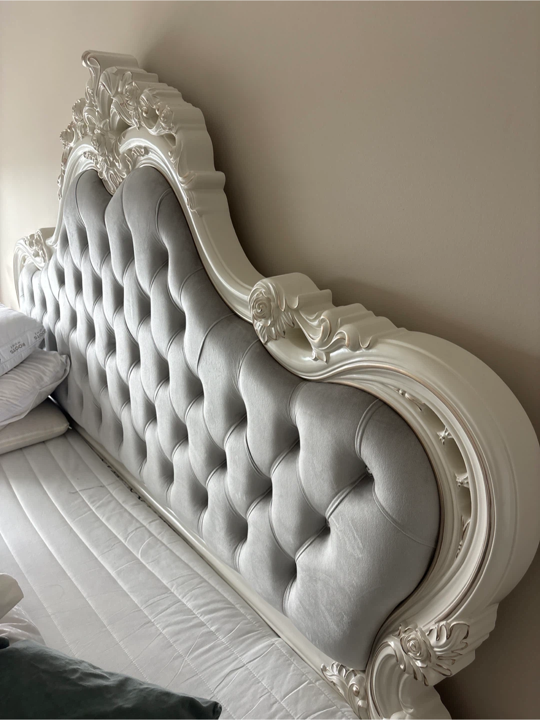 King size bed with two night stands. - photo 4