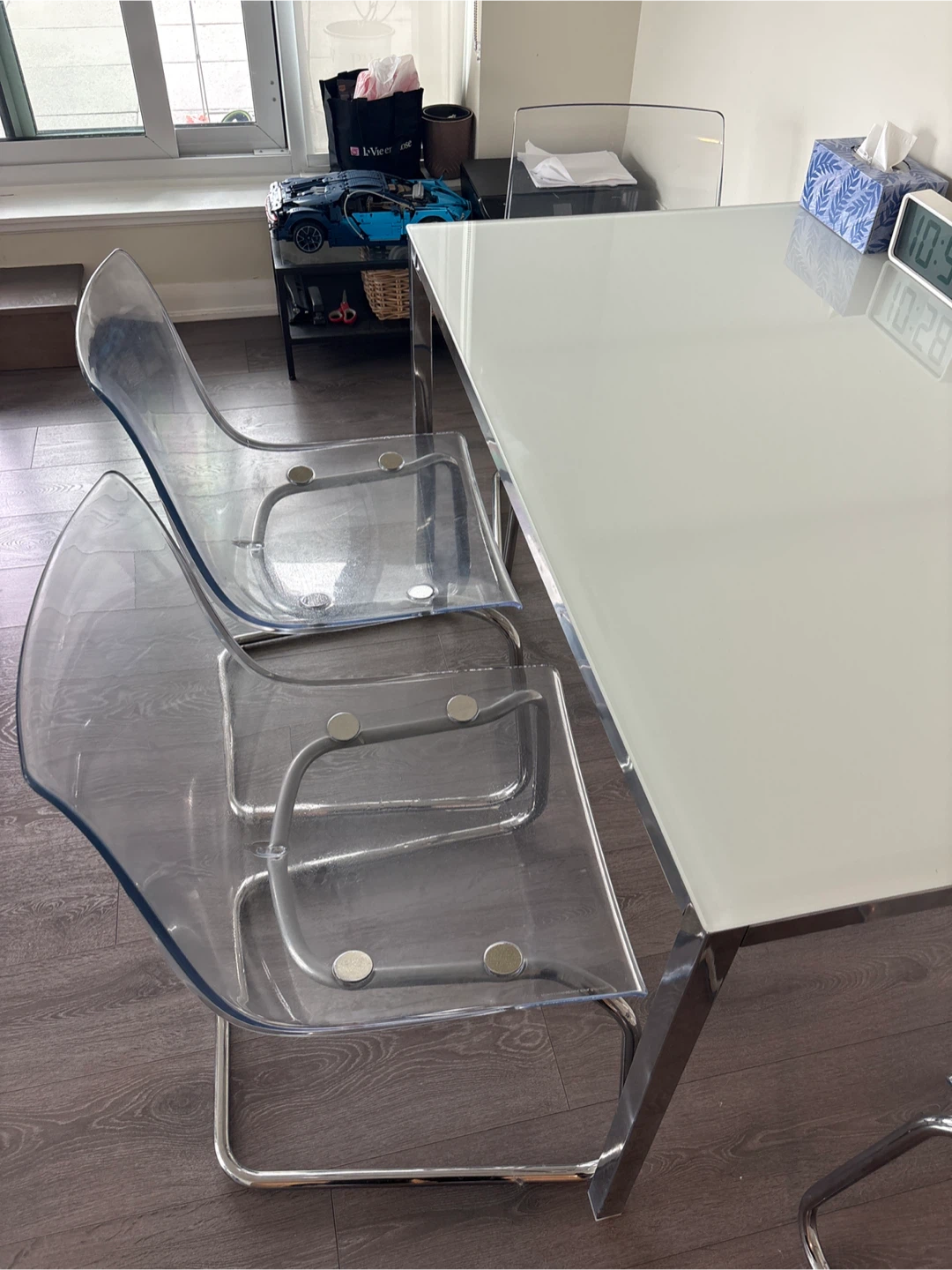 White Glass Dining Table with 4 Clear Chairs - photo 3