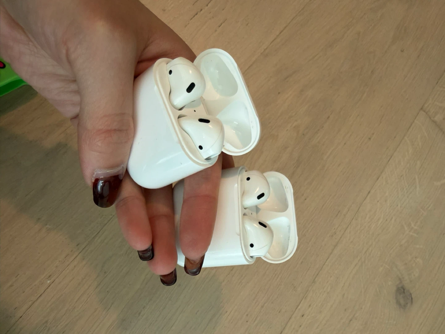Apple AirPods (2nd Gen) with Charging Case - White - photo 3