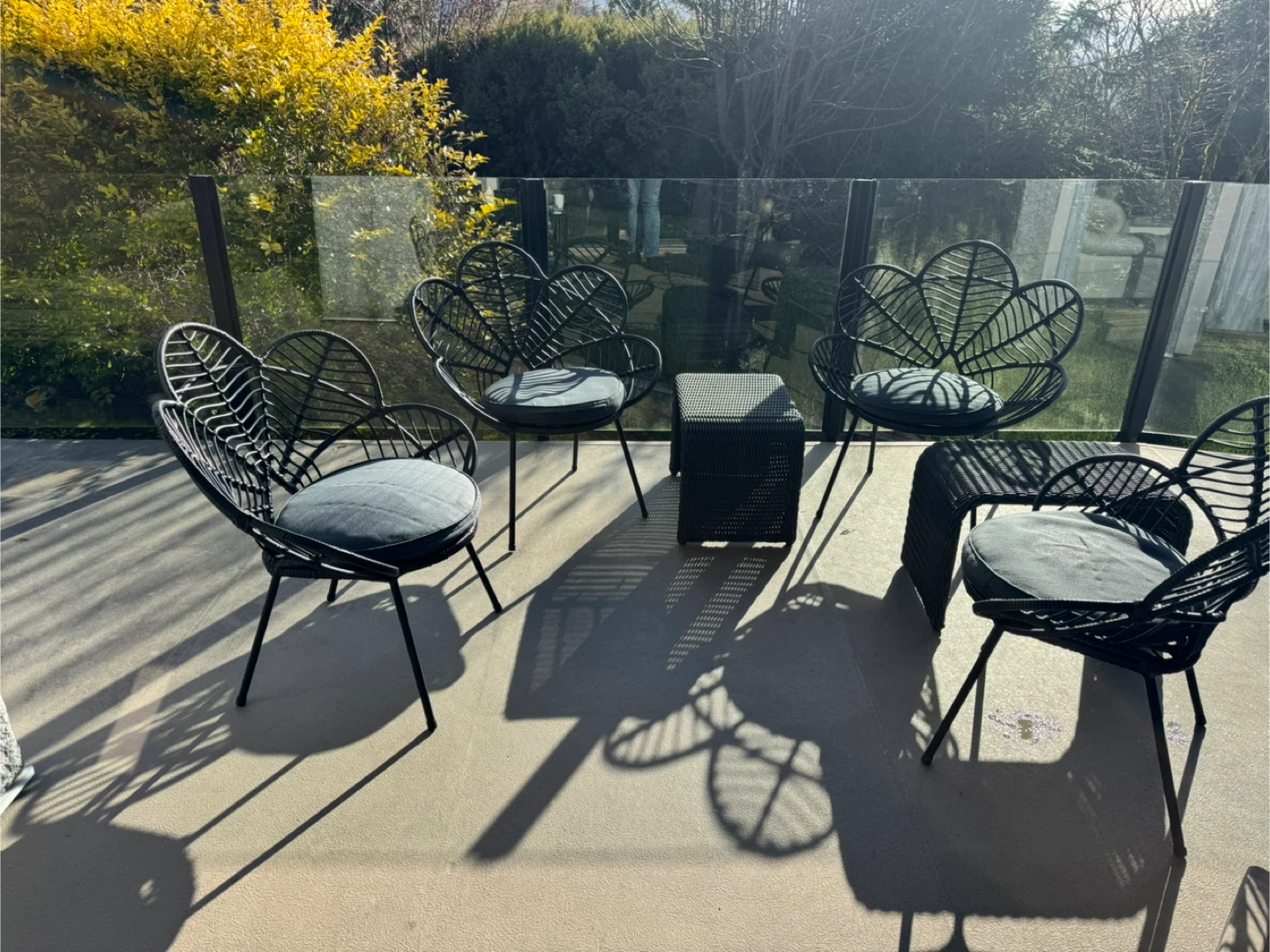 Set of 4 Black Wicker Outdoor Chairs with 1 Table - photo 2
