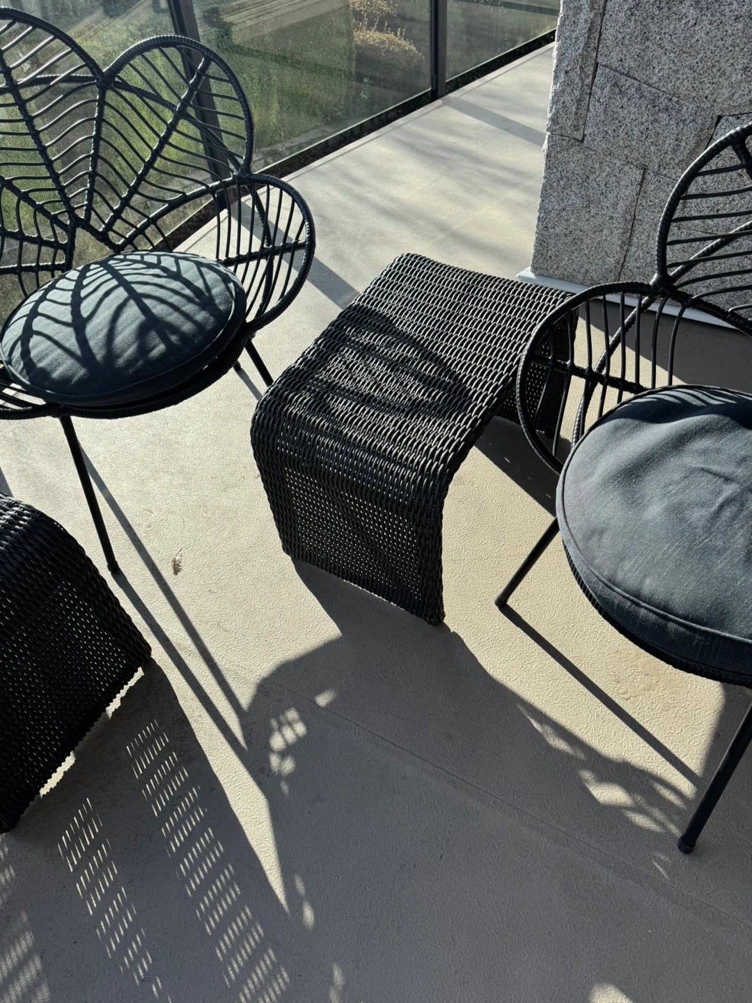 Set of 4 Black Wicker Outdoor Chairs with 1 Table - photo 5