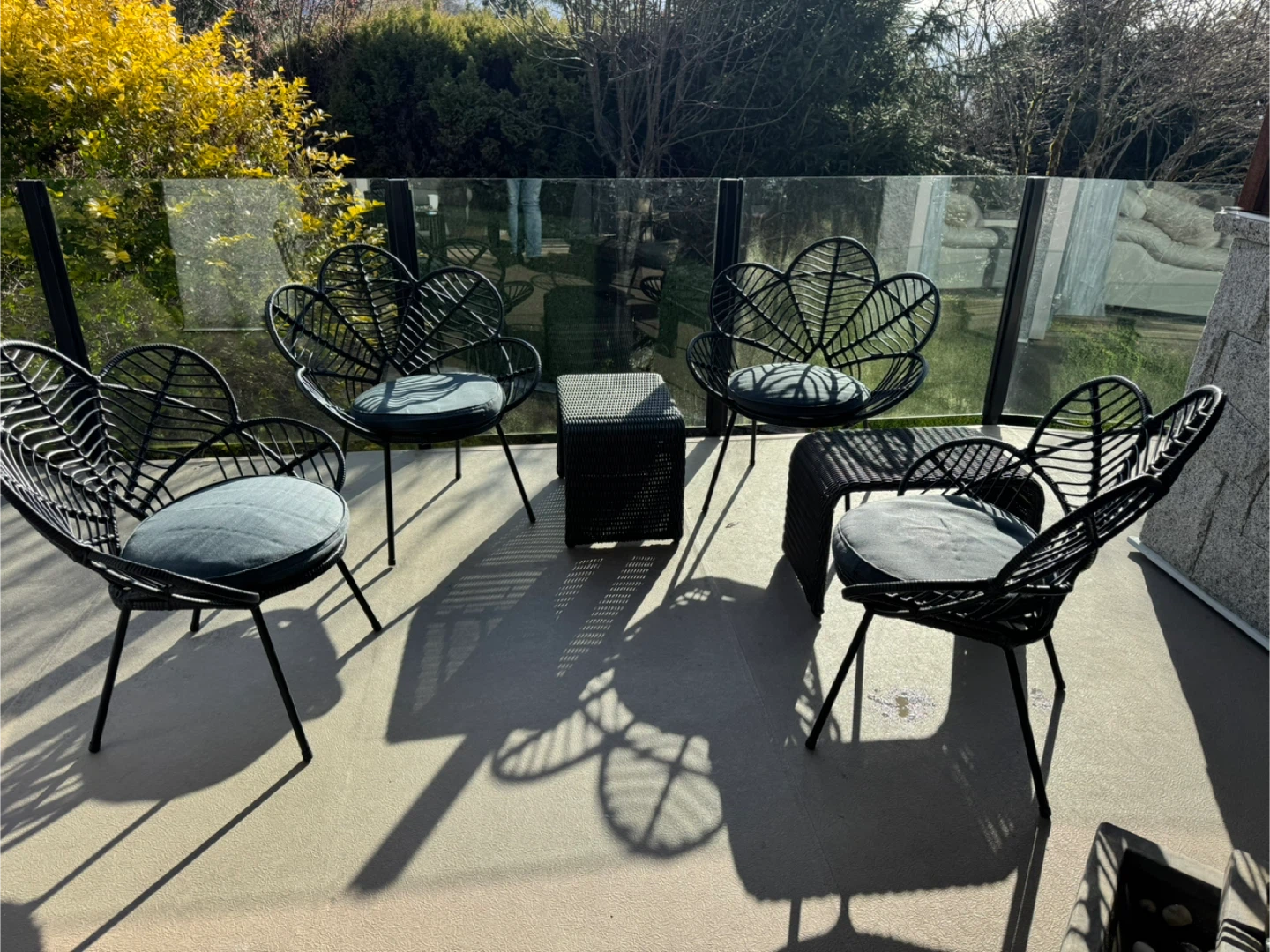 Set of 4 Black Wicker Outdoor Chairs with 1 Table - photo 3