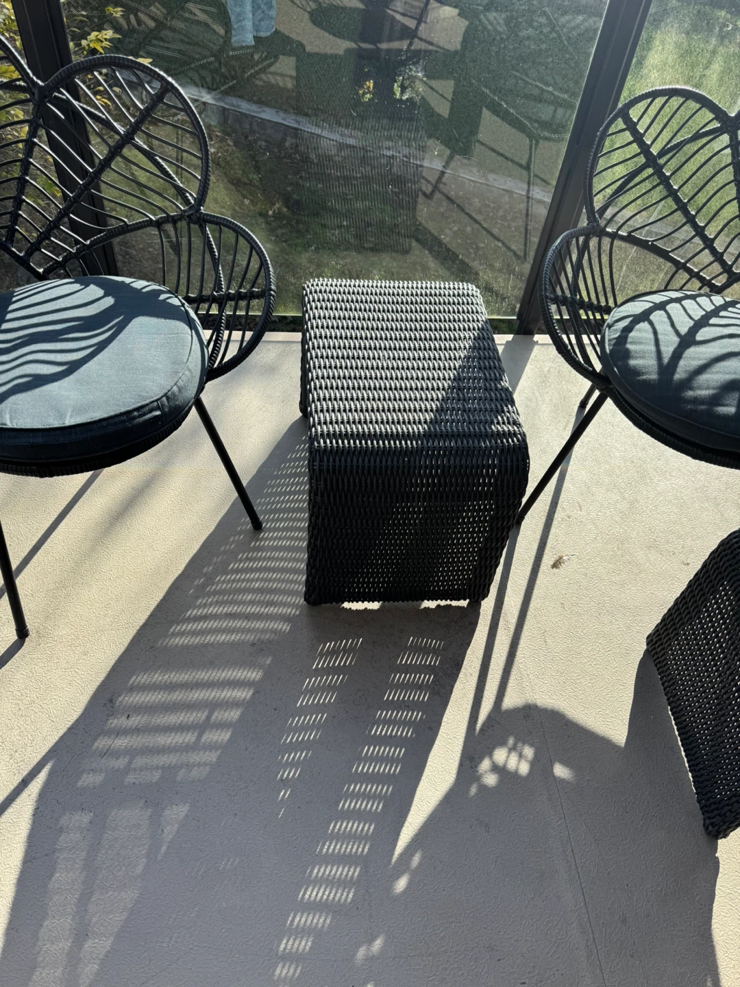 Set of 4 Black Wicker Outdoor Chairs with 1 Table - photo 4