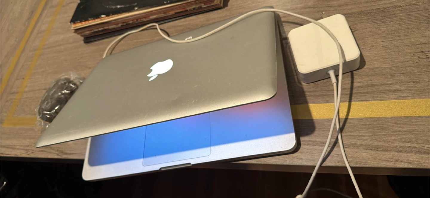 Apple MacBook Pro Laptop - photo 2