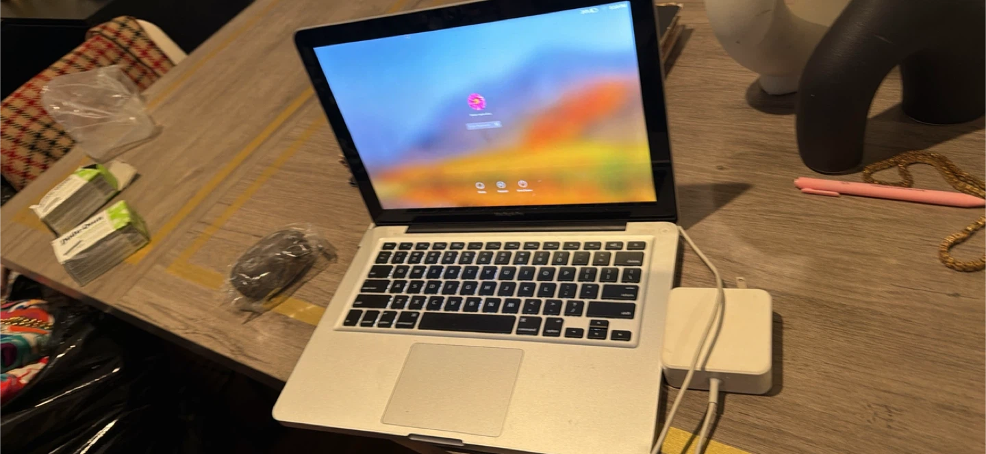 Apple MacBook Pro Laptop - photo 3