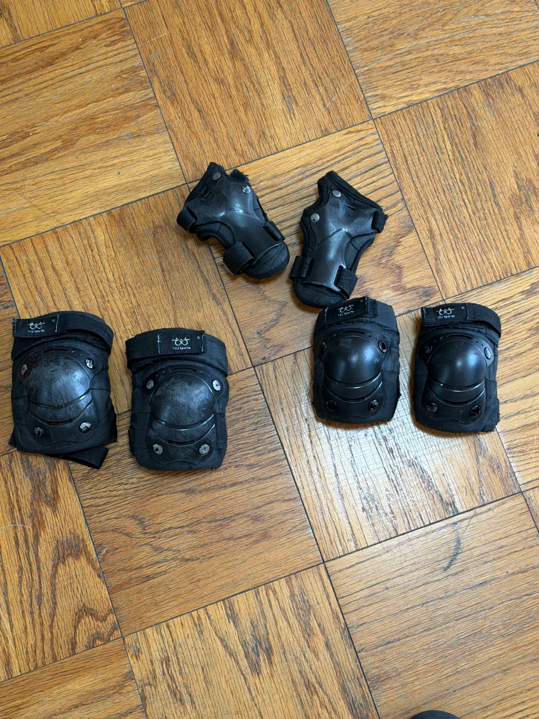 Adjustable size roller skates size 3-6 - photo 4