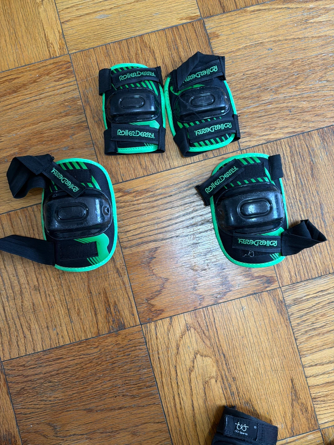 Adjustable size roller skates size 3-6 - photo 5