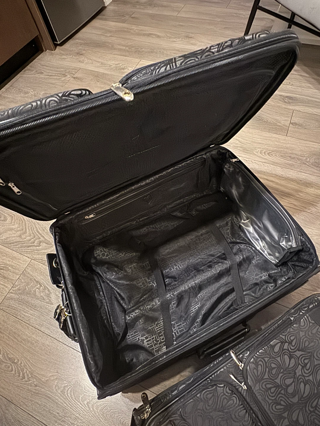 Set of 2 Black Heart Pattern Luggage Bags - photo 4